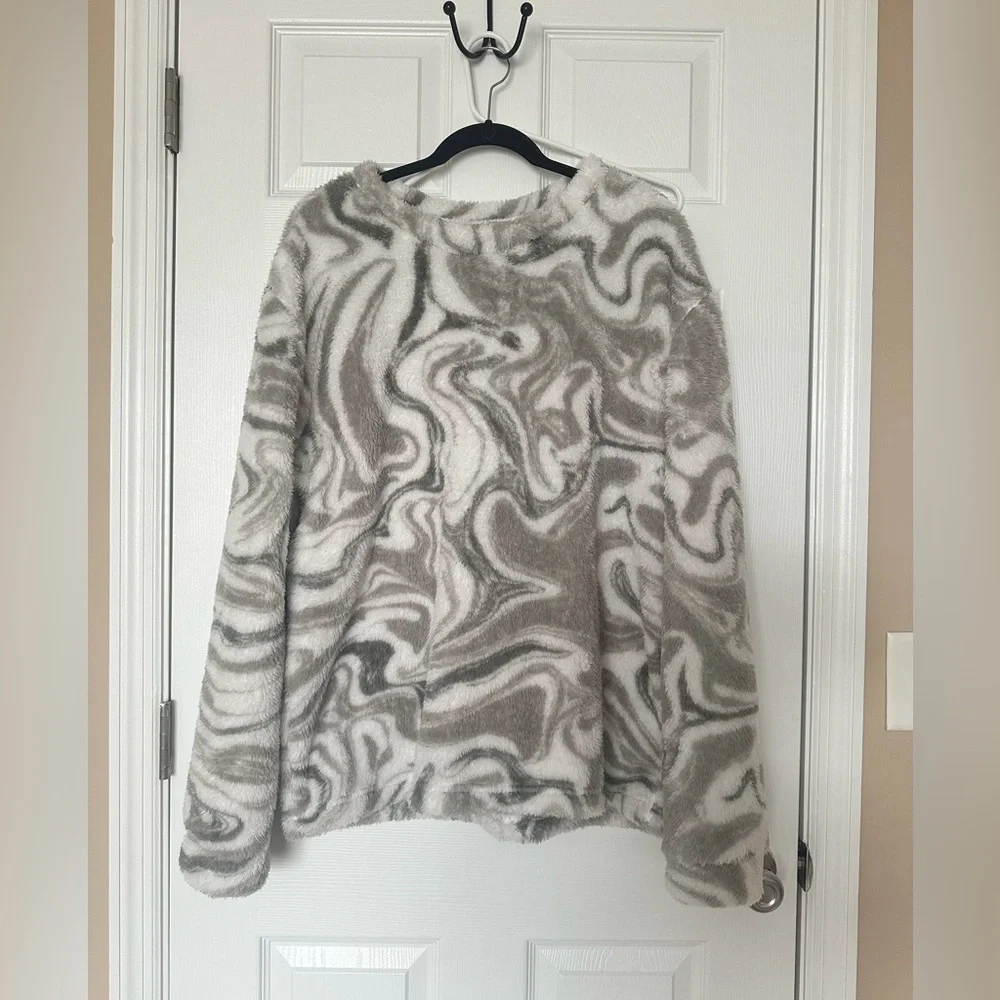 Gray and White Women's Sweater size Large - Picture 1 of 3
